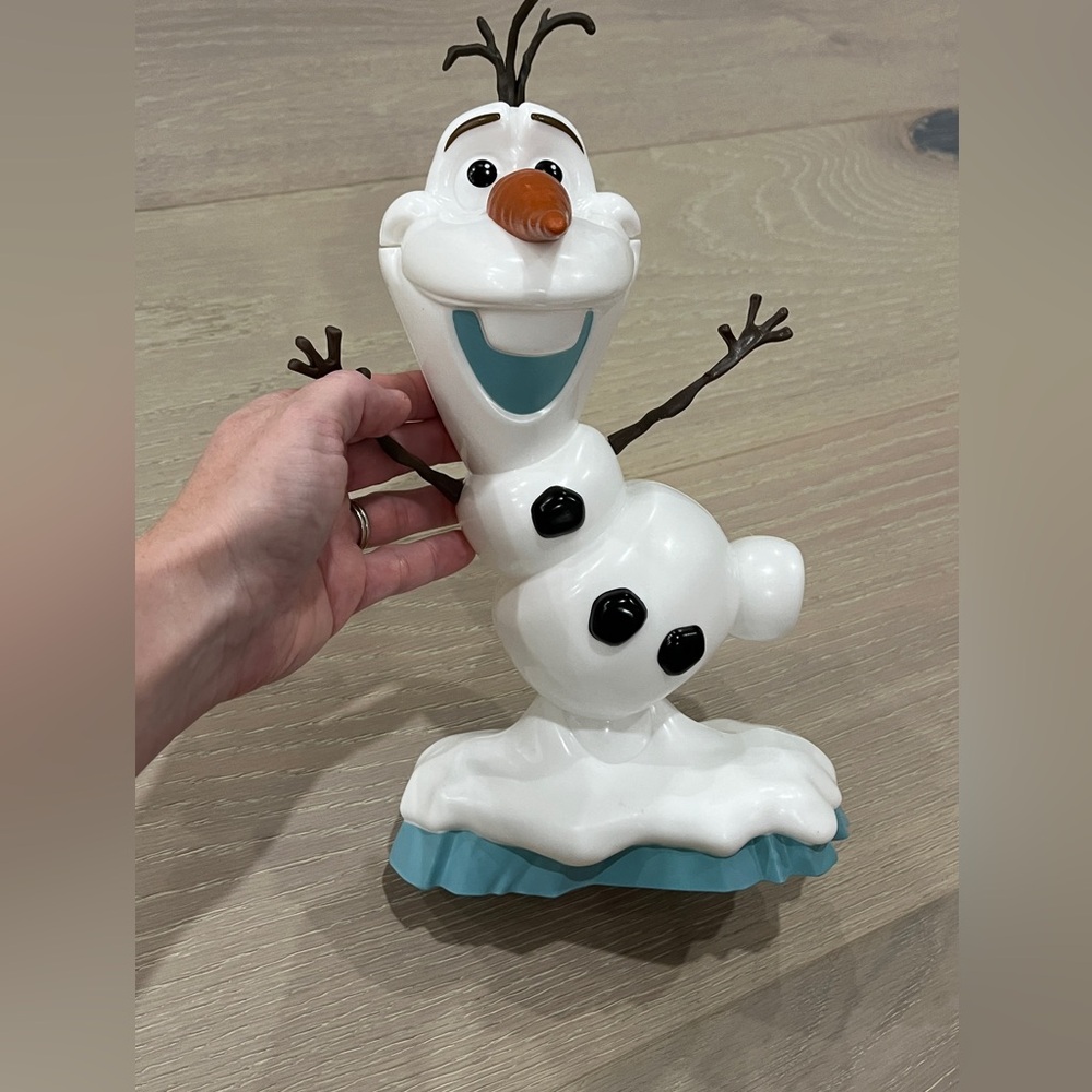Disney Parks. Olaf souvenir cup with straws. EUC
